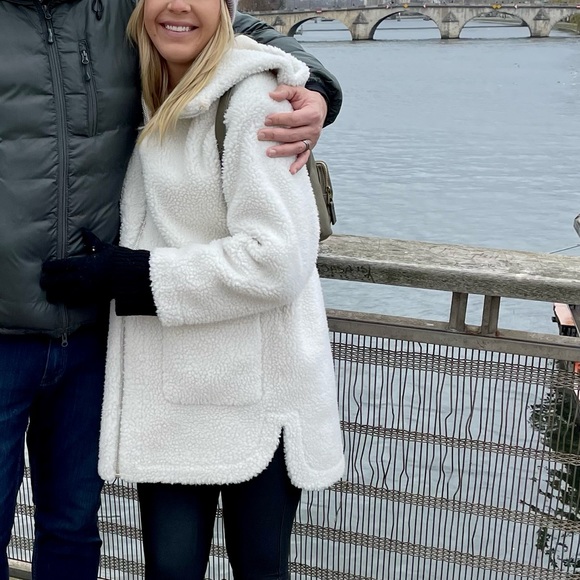 Size M white winter coat. Outside is Sherpa and inside is suede. Hood and zipper - Picture 7 of 7